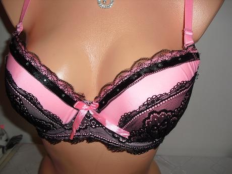 Romanticka podprsenka, 90aa