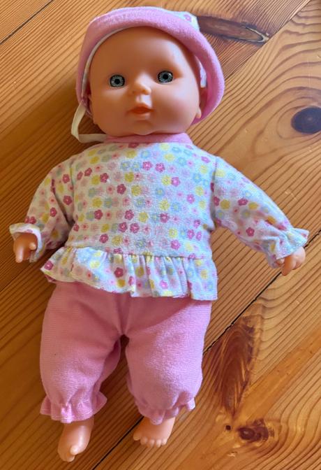 Krasna babika co po stlaceni bruska vydava zvuk,