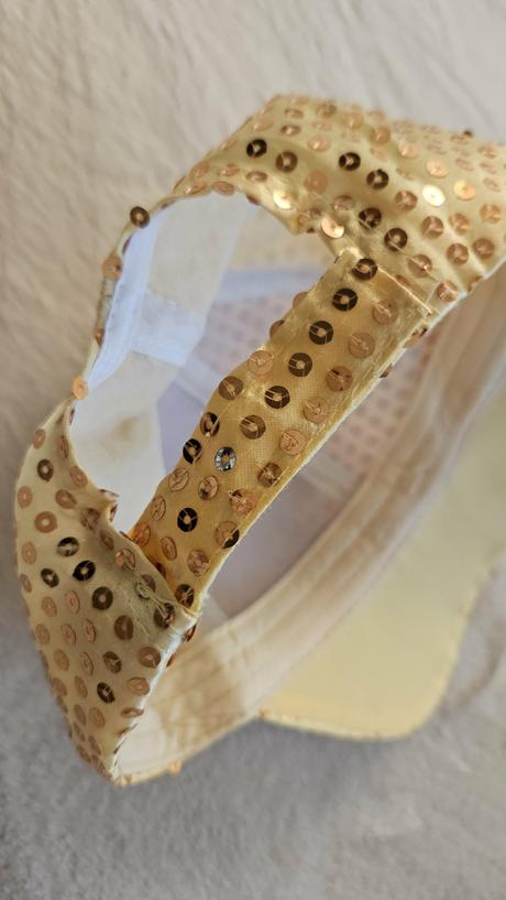 Dievcenska siltovka so zlatymi flitrami, 