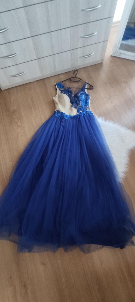 Zaujímavé šaty, l