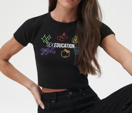 Croptop s potlačou sex education, sinsay,s