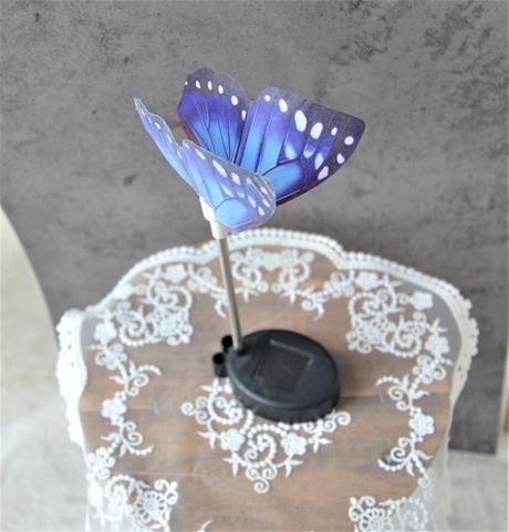 Solárny motýľ na paličke,