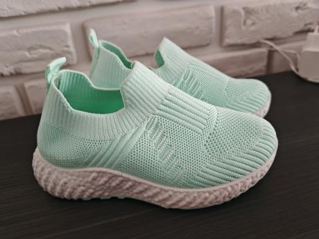 Krásne ľahučké, nazuvacie tenisky, 27