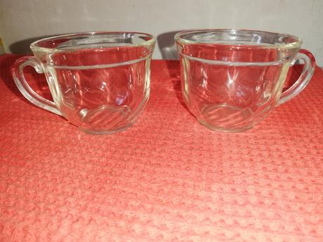 Staré sklenené šálky, 