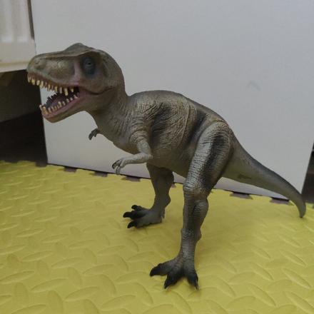 Velky dinosaurus hybe rukami nohami, 