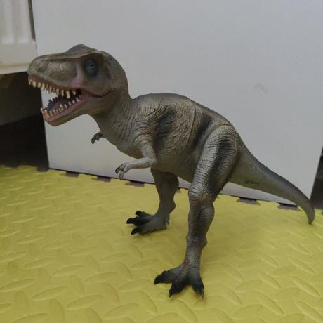 Velky dinosaurus hybe rukami nohami,