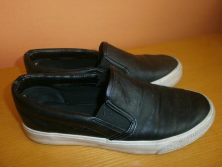 Čierne topánky, 37