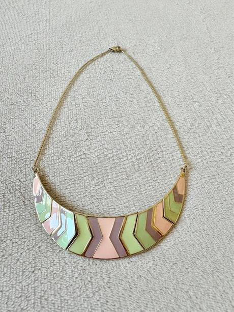 Elegantný pastelový náhrdelník so zlatým detailom, avon