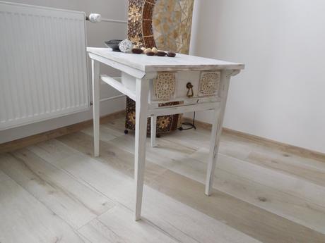 Stolík príručný drevený,, 