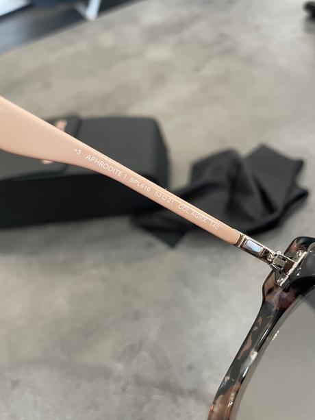 Slnečné okuliare police, 