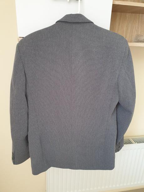 Sivé pánske sako, l