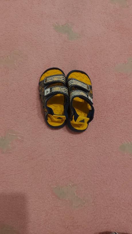 Predám chlapčenské sandálky veľ. menej ako 17, adidas,<17