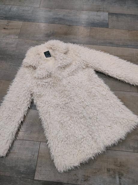 Biely huňatý kabátik, atmosphere,38