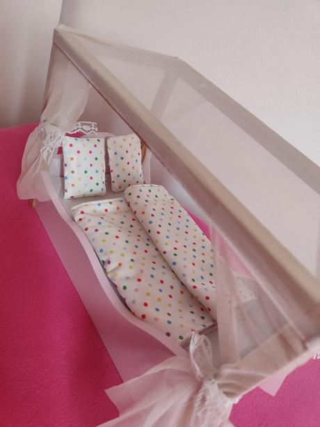 Posteľ pre bábiky barbie alebo iné, 
