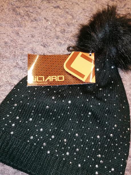 Dámska čiapka s kamienkami, 