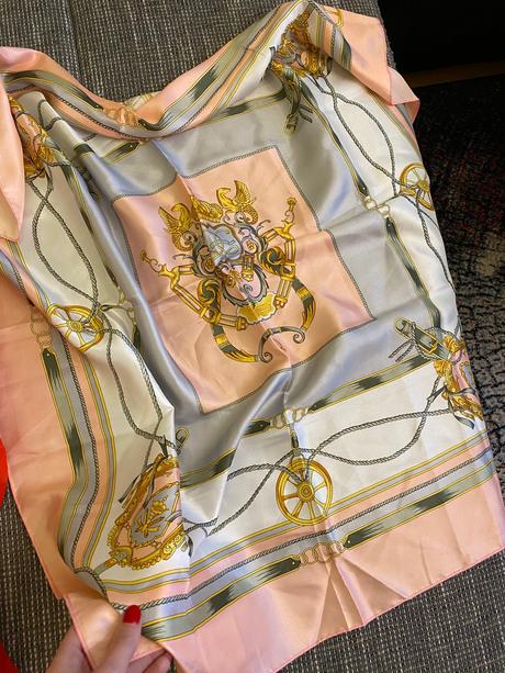 Bledoruzova vzorovana šatka, 