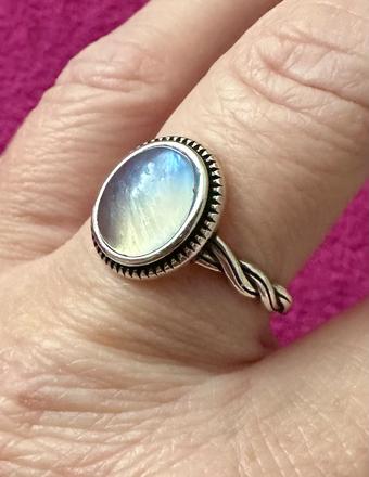 Strieborny prsteň s mesačným kameňom, 