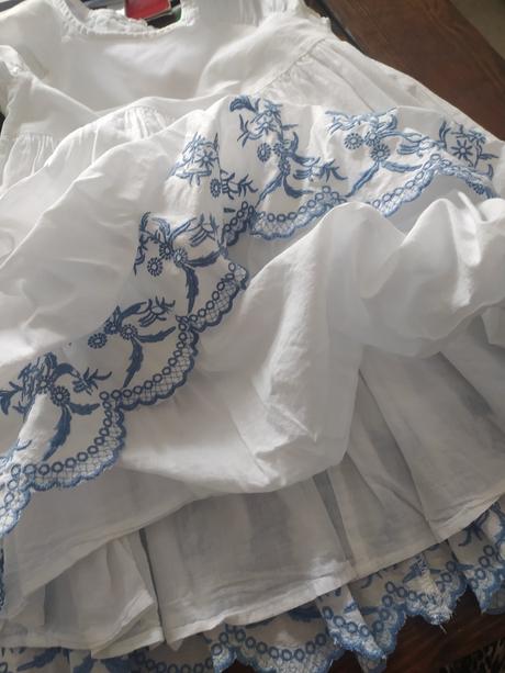 Vyšívané benetton šaty, benetton,110