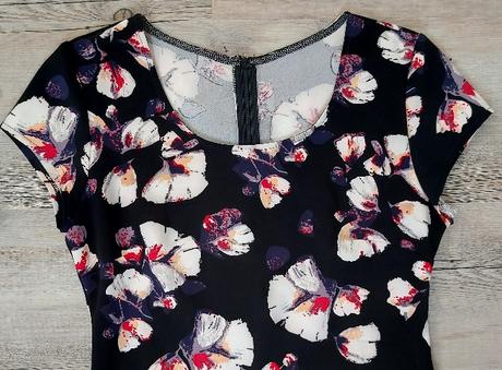 Čierne kvetinové šaty, 38