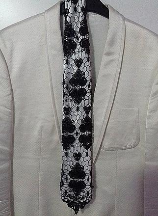 Ozdobna panska kravata s kvalitnou krajkou, hugo boss