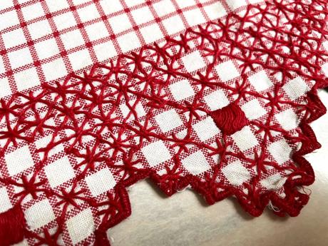 Vyšívaná vitrážka,