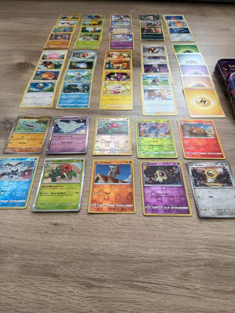 Balík 50 pokémom kariet + kovová tinka, 