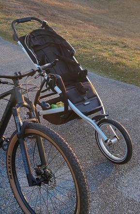 Predám bežecký vozík thule,