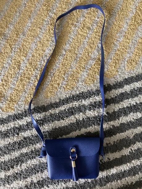 Malá modrá kabelka, reserved