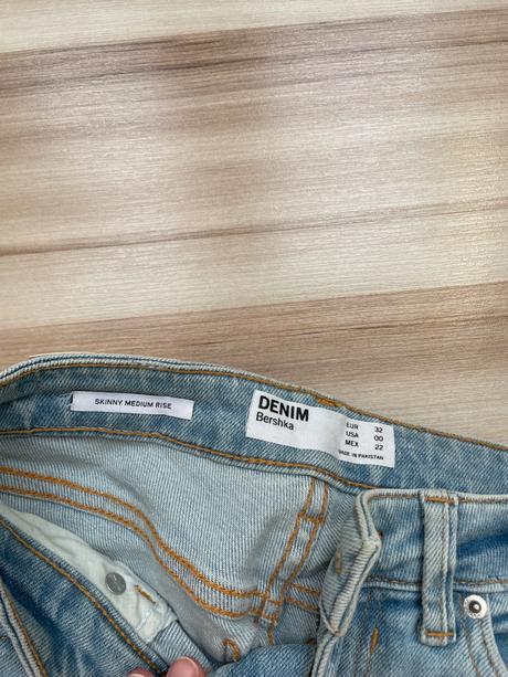 Bledomodré rifle, bershka,32