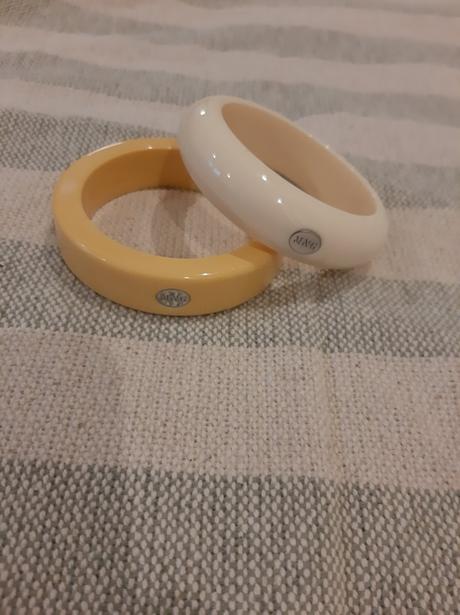 Plastové náramky mng, mango