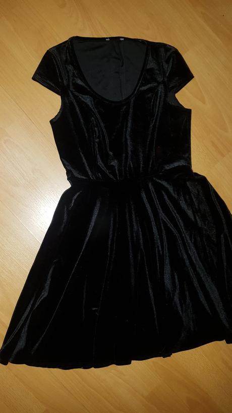 Čierne zamatové šaty, 38