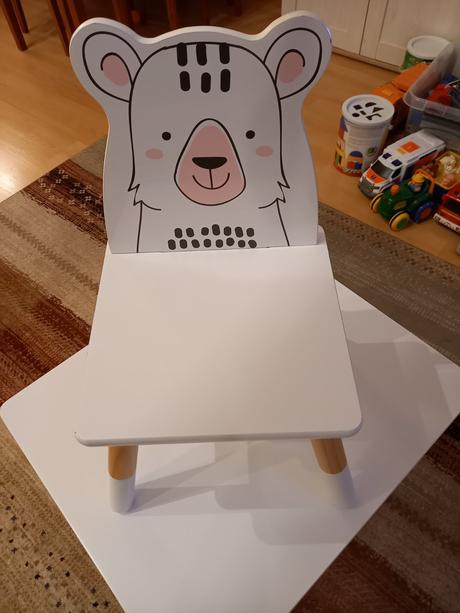 Stôl s 2 stoličkami ako nové, 