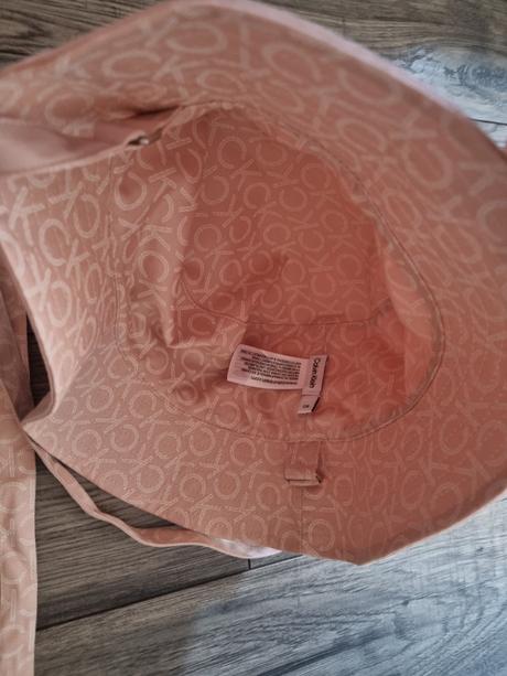 Krasny klobuk calvin klein, calvin klein