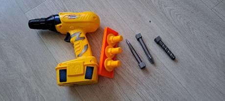 Skrutkovač so skrutkami,