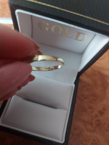 Zlatý prsteň s ružínom, 