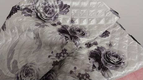 Prehoz na posteľ s krásnymi ružami, 