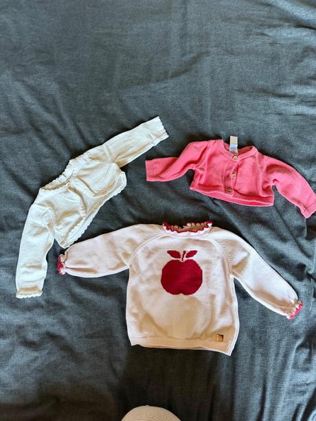 Balík oblečenia a hračiek pre dievčatko, 