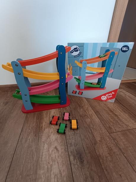 Drevená autodráha s autíčkami, 