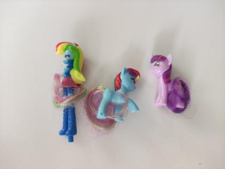 Nekomplet my little pony z kinder, 