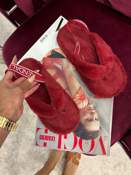 Kendall jenner slapky, 37