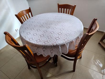 Jedálenský stôl so stoličkami, 