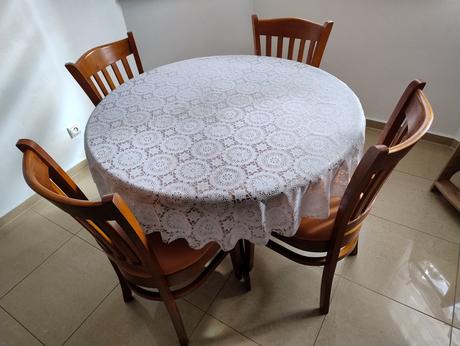 Jedálenský stôl so stoličkami, 