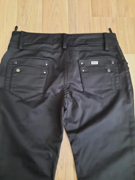 Elegantné trištvrťaky, 40