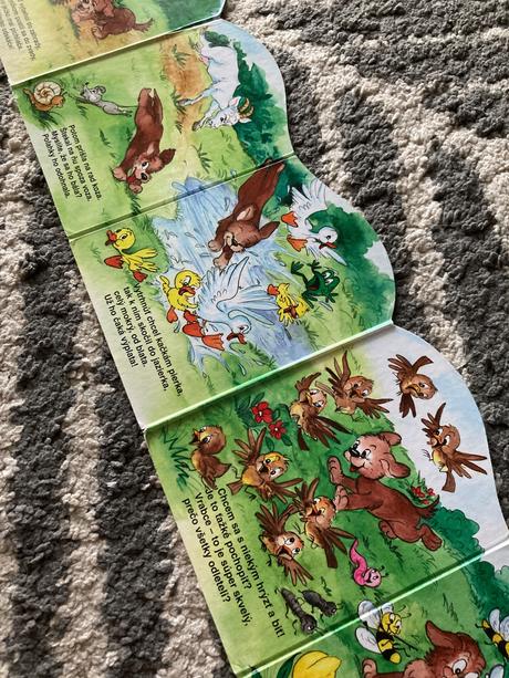 Leporelá pri stole a o psíkovi zo záhradky, 