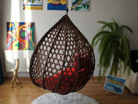 Závesné hojdacie kreslo kokón s červeným vankúšom,
