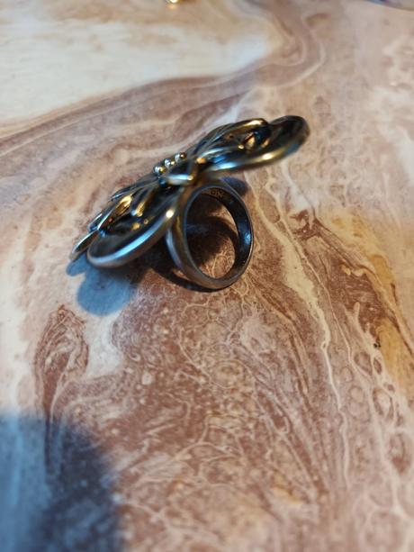 Extravagantný prsteň, 