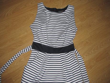 Bielo tmavo modré pásikované šaty v. s, s