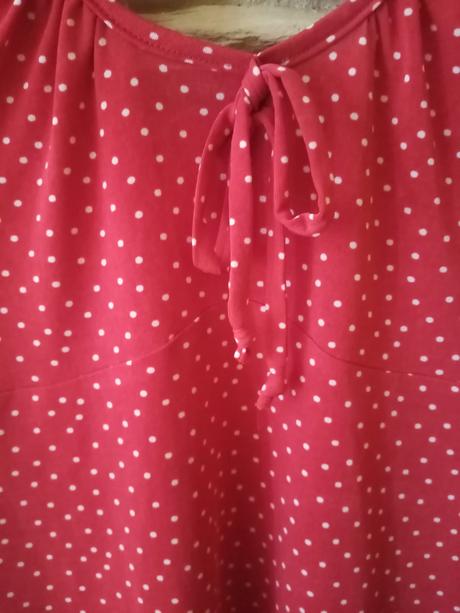 Červené ramienkové tričko s bielymi bodkami, 36