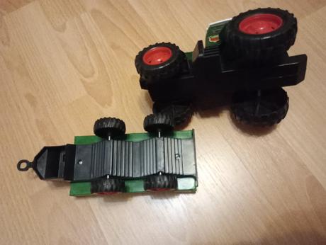 Traktor s vlečkou tank, zotrvačnikom, autíčka, 