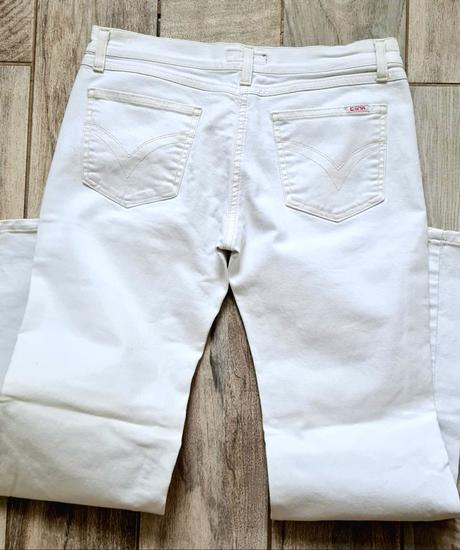 Zvonové džínsy, 38